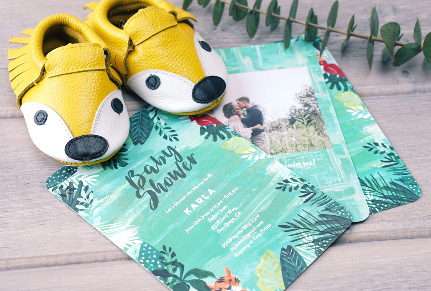 Персонализированные приглашения на детский праздник в стиле сафари с парой желтых детских туфелек